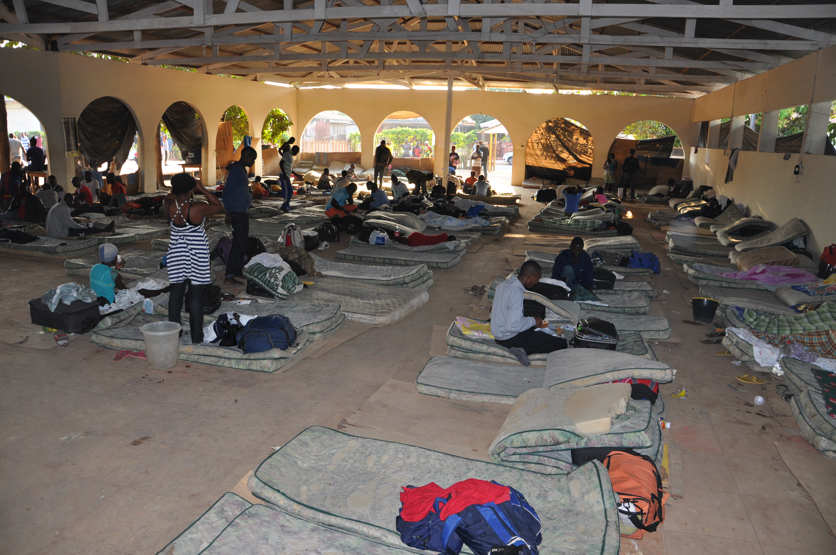 1 imigrantes haitianos em dormitorio improvisado e insalubre