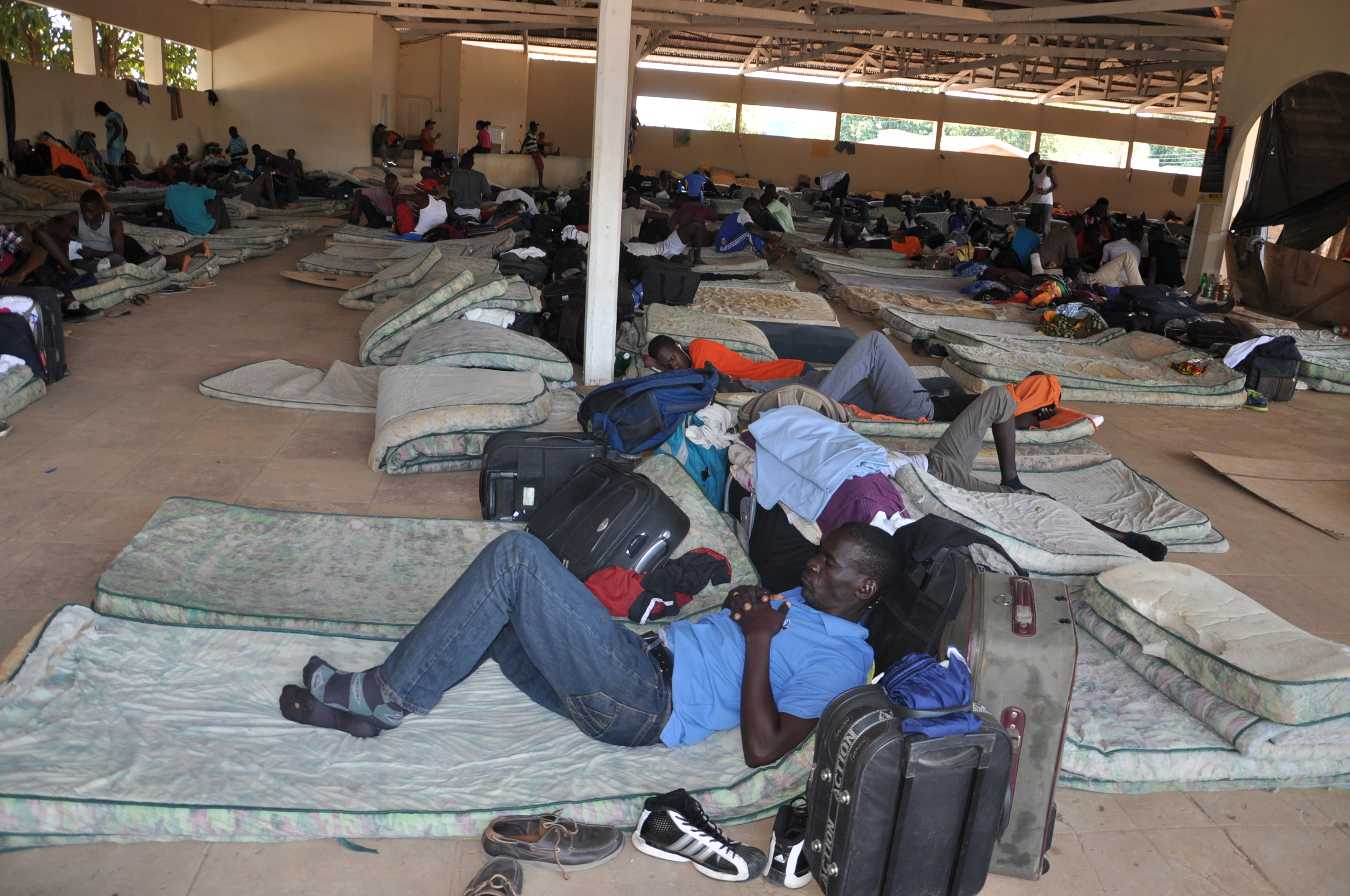 2 imigrantes senegaleses em dormitorio improvisado e insalubre