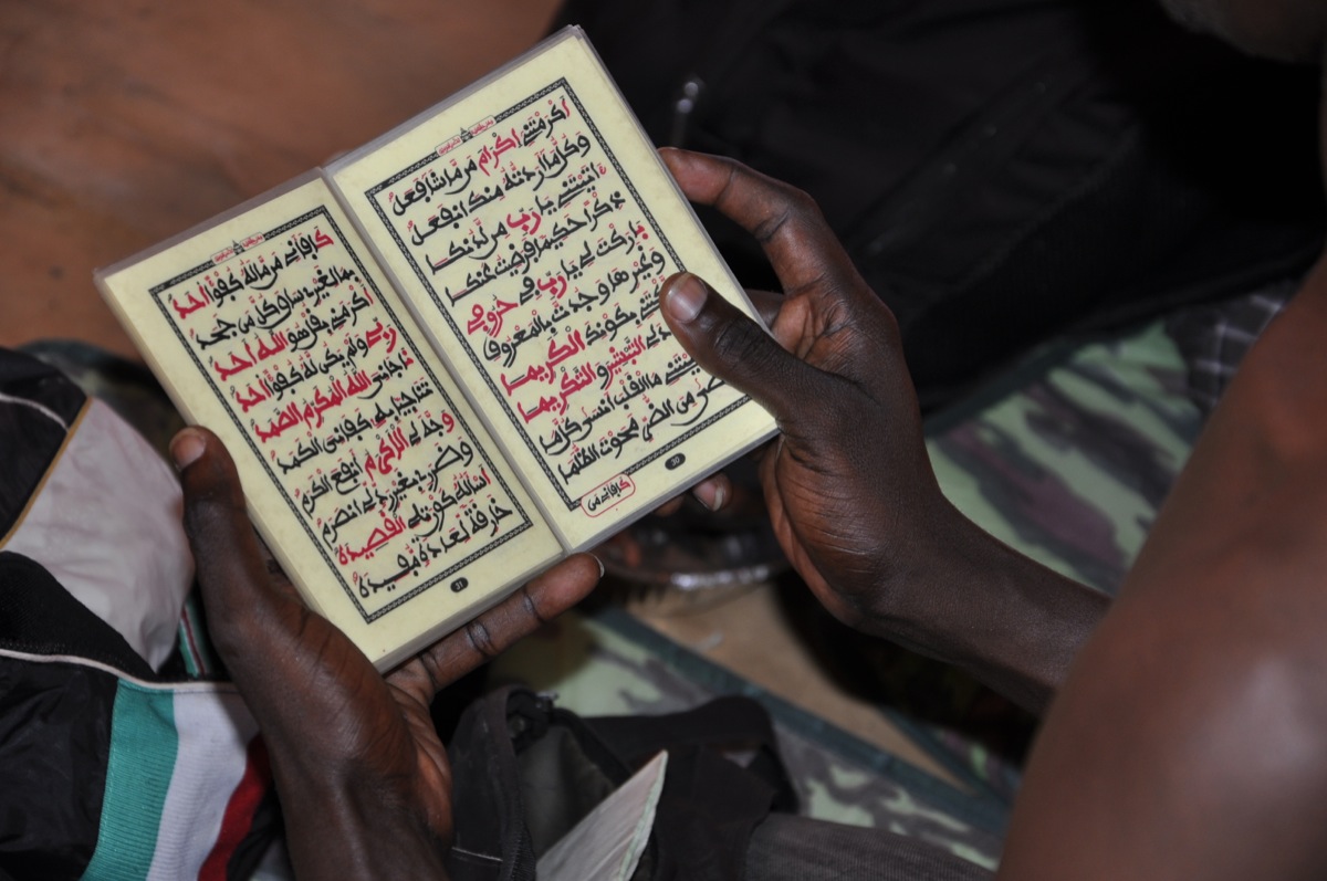 1 imigrante senegaleses lendo o alcorao